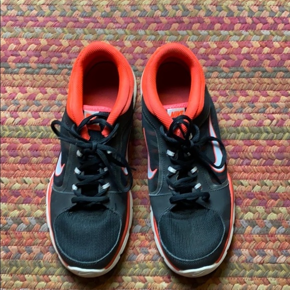 HOT PINK & BLACK NIKE RUNNING SHOES - Picture 2 of 7